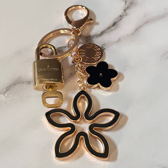 Louis Vuitton Lock and Key #315 with a Clover Fashion Keychain - Picture 6 of 7
